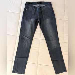 Lucky Brand Skinny jeans. Barely worn. No stains. Great condition.